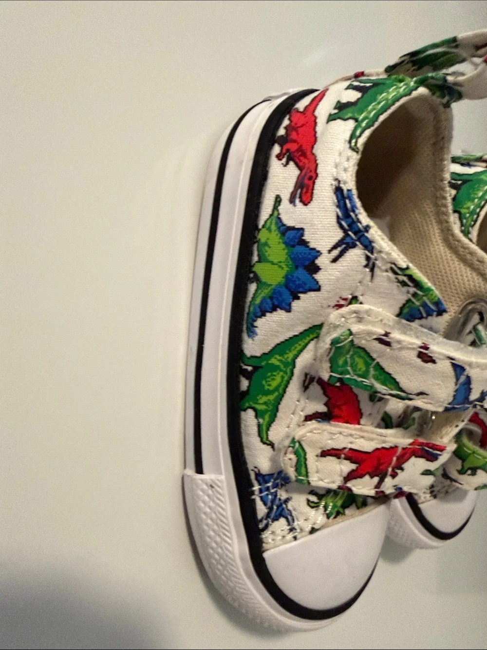 Converse Kids Canvas Sneakers with Dinosaur Print toddler size 5.